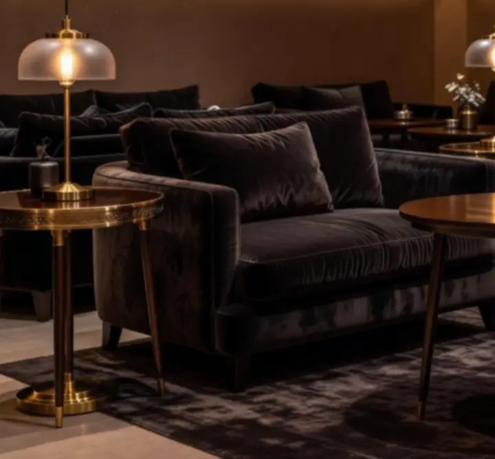 Detale wystroju lounge: złote akcenty, miękkie światło i eleganckie stoliki w POLSKA AFTER DARK.